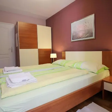 Apartment Ferienwohnung In Mit Eigenem Garten